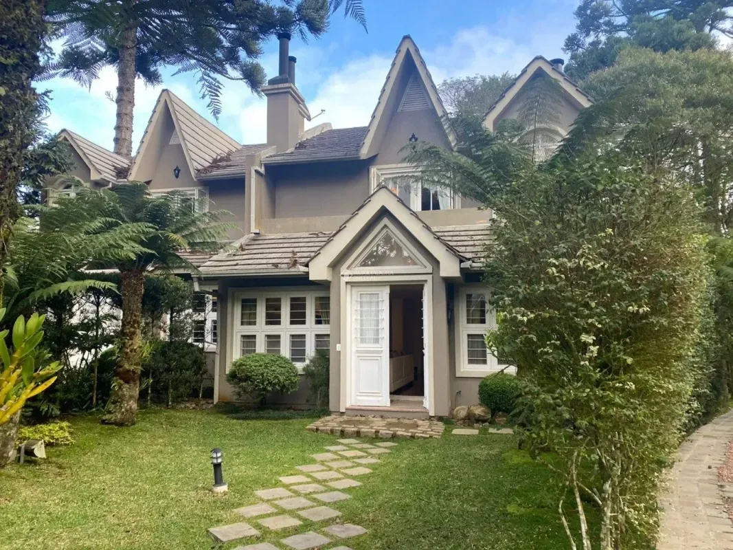 Casa para alugar com 230 m², 3 quartos, 3 banheiros, 2 vagas