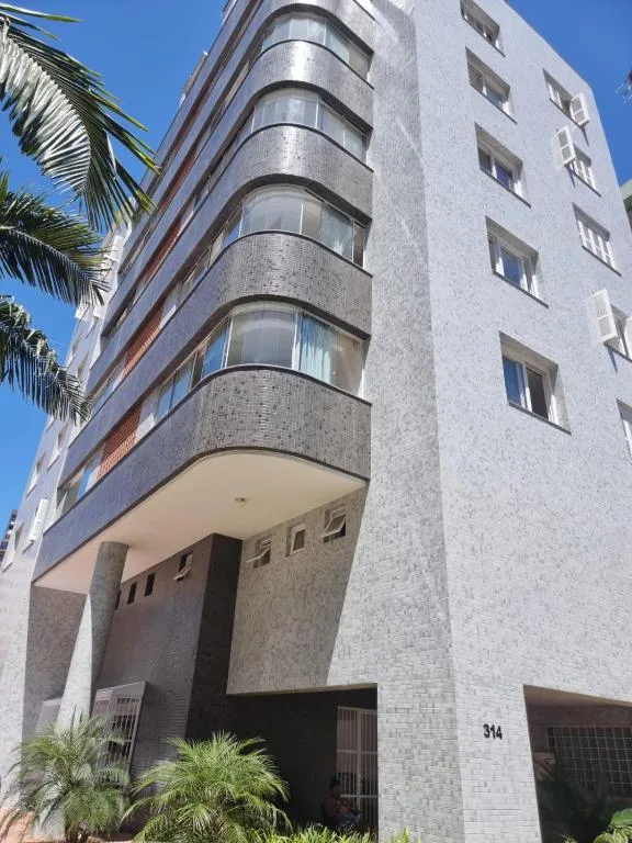 Apto 3 Dormitórios, 2 Vagas, Completíssimo, Central, próx Mar, Torres, na 314 Rua Desembargador Viêira Píres em Torres/RS