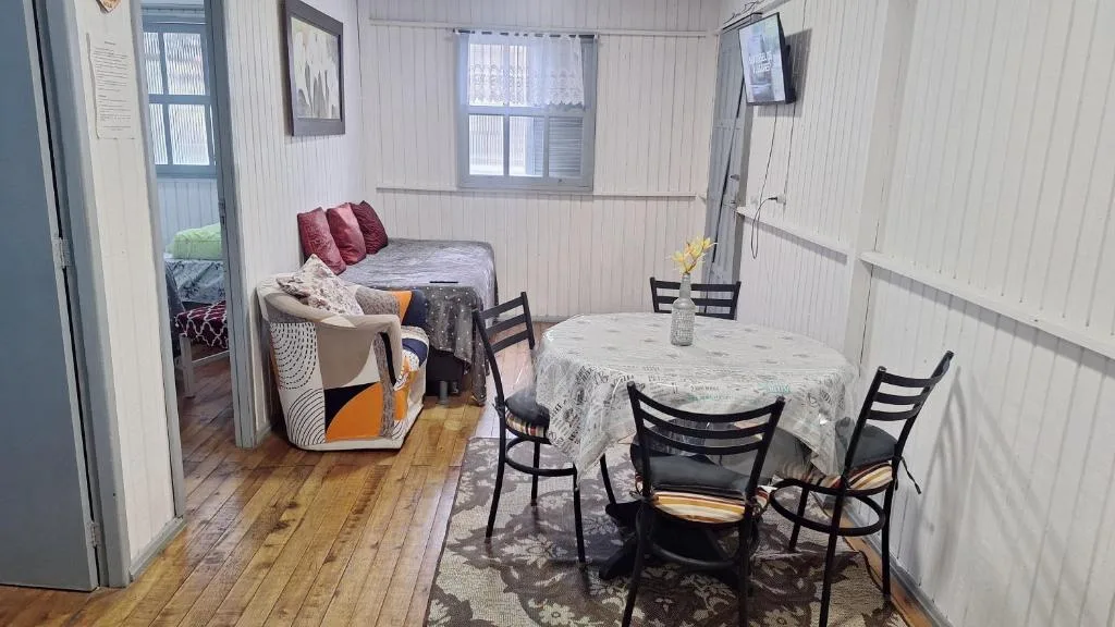 CASA de 2 quartos com 2 ares-condicionados em TORRES-RS - Na mais bela praia Gaúcha - Cozinha - Banheiro - TV smart 32 e Wi-Fi - Estacionamento - Anfitriã Superhost no BnB, Torres, na 1240 Rua Luíz Gonzaga Capaverde casa em Torres/RS