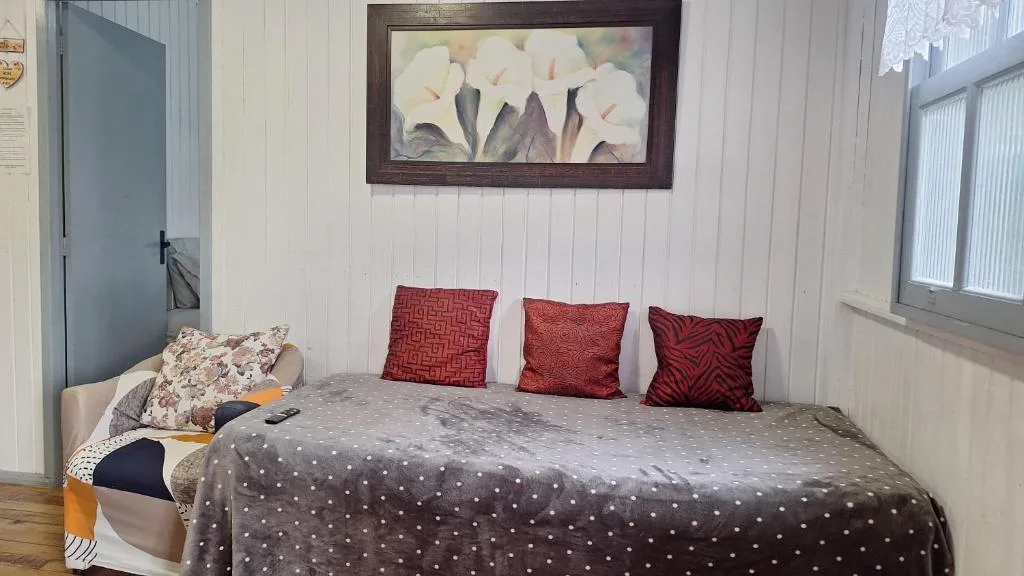 CASA de 2 quartos com 2 ares-condicionados em TORRES-RS - Na mais bela praia Gaúcha - Cozinha - Banheiro - TV smart 32 e Wi-Fi - Estacionamento - Anfitriã Superhost no BnB, Torres, na 1240 Rua Luíz Gonzaga Capaverde casa em Torres/RS — foto 2