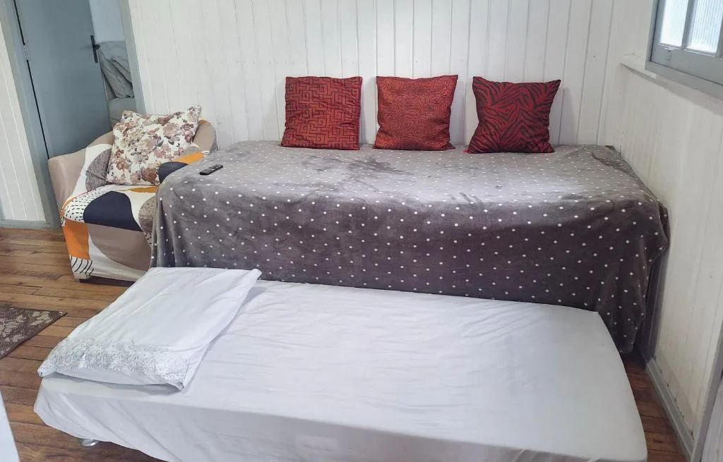 CASA de 2 quartos com 2 ares-condicionados em TORRES-RS - Na mais bela praia Gaúcha - Cozinha - Banheiro - TV smart 32 e Wi-Fi - Estacionamento - Anfitriã Superhost no BnB, Torres, na 1240 Rua Luíz Gonzaga Capaverde casa em Torres/RS — foto 3