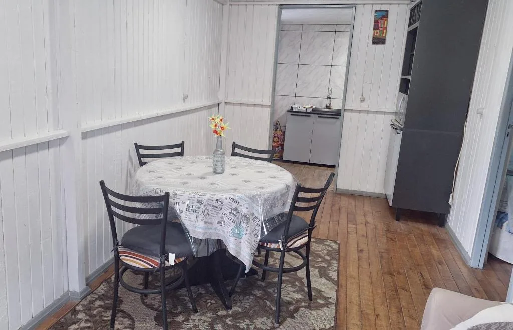CASA de 2 quartos com 2 ares-condicionados em TORRES-RS - Na mais bela praia Gaúcha - Cozinha - Banheiro - TV smart 32 e Wi-Fi - Estacionamento - Anfitriã Superhost no BnB, Torres, na 1240 Rua Luíz Gonzaga Capaverde casa em Torres/RS — foto 4