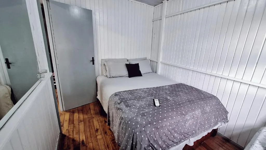 CASA de 2 quartos com 2 ares-condicionados em TORRES-RS - Na mais bela praia Gaúcha - Cozinha - Banheiro - TV smart 32 e Wi-Fi - Estacionamento - Anfitriã Superhost no BnB, Torres, na 1240 Rua Luíz Gonzaga Capaverde casa em Torres/RS — foto 8