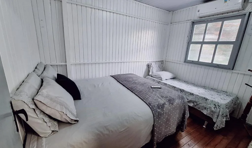 CASA de 2 quartos com 2 ares-condicionados em TORRES-RS - Na mais bela praia Gaúcha - Cozinha - Banheiro - TV smart 32 e Wi-Fi - Estacionamento - Anfitriã Superhost no BnB, Torres, na 1240 Rua Luíz Gonzaga Capaverde casa em Torres/RS — foto 9