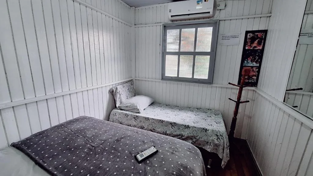 CASA de 2 quartos com 2 ares-condicionados em TORRES-RS - Na mais bela praia Gaúcha - Cozinha - Banheiro - TV smart 32 e Wi-Fi - Estacionamento - Anfitriã Superhost no BnB, Torres, na 1240 Rua Luíz Gonzaga Capaverde casa em Torres/RS — foto 11