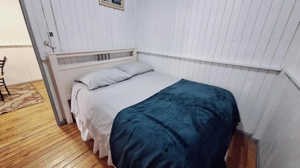 CASA de 2 quartos com 2 ares-condicionados em TORRES-RS - Na mais bela praia Gaúcha - Cozinha - Banheiro - TV smart 32 e Wi-Fi - Estacionamento - Anfitriã Superhost no BnB, Torres, na 1240 Rua Luíz Gonzaga Capaverde casa em Torres/RS — foto 13