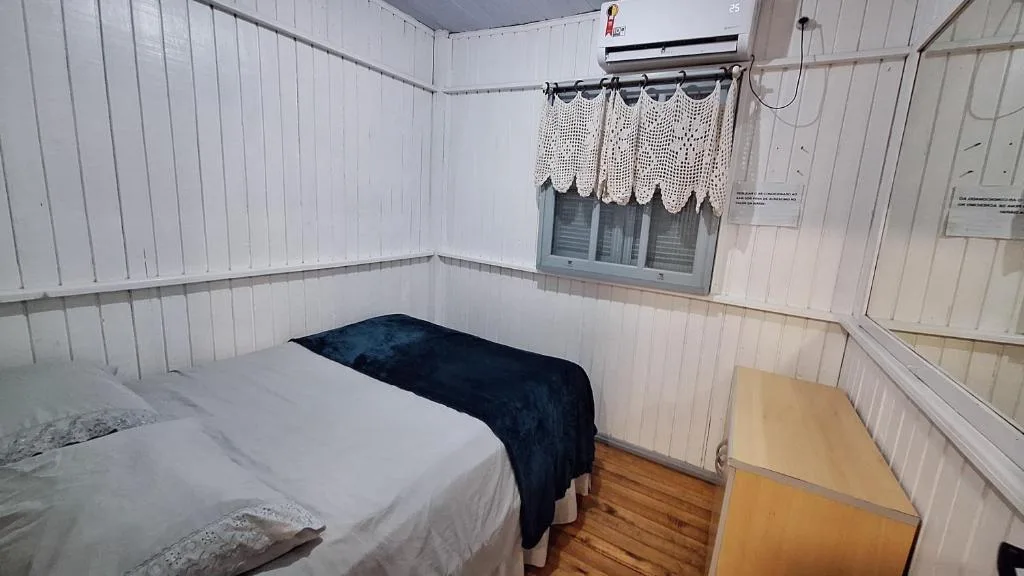 CASA de 2 quartos com 2 ares-condicionados em TORRES-RS - Na mais bela praia Gaúcha - Cozinha - Banheiro - TV smart 32 e Wi-Fi - Estacionamento - Anfitriã Superhost no BnB, Torres, na 1240 Rua Luíz Gonzaga Capaverde casa em Torres/RS — foto 17