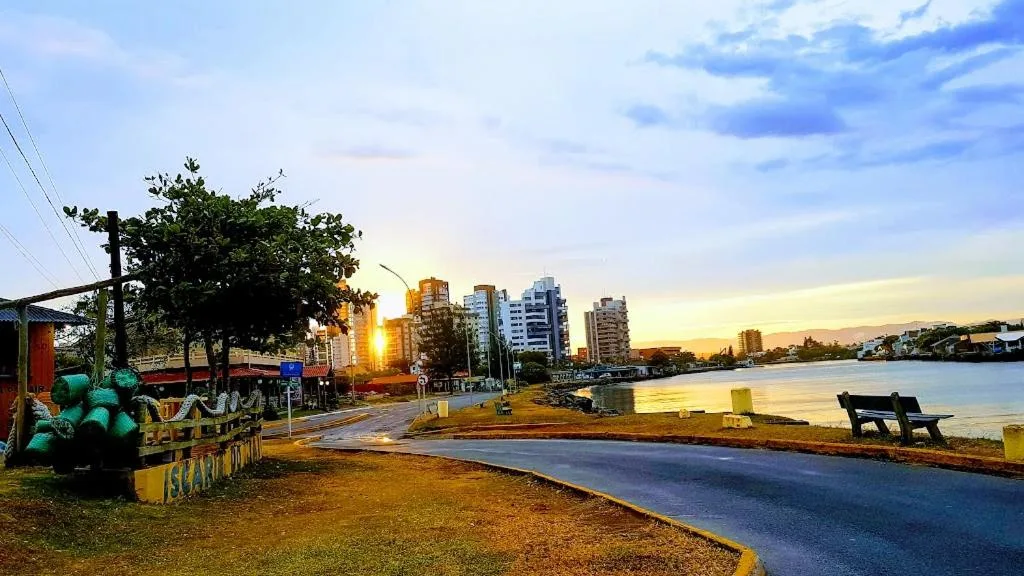 CASA de 2 quartos com 2 ares-condicionados em TORRES-RS - Na mais bela praia Gaúcha - Cozinha - Banheiro - TV smart 32 e Wi-Fi - Estacionamento - Anfitriã Superhost no BnB, Torres, na 1240 Rua Luíz Gonzaga Capaverde casa em Torres/RS — foto 39