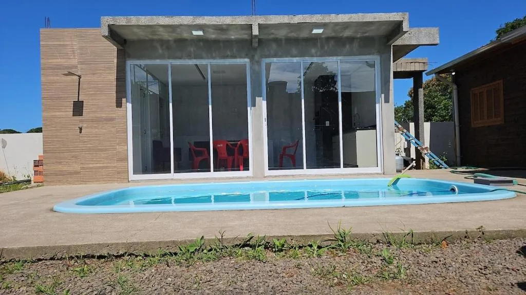 Casa com três quartos, piscina e área Gourmet, Torres, na Rua Dionel Ferro em Torres/RS