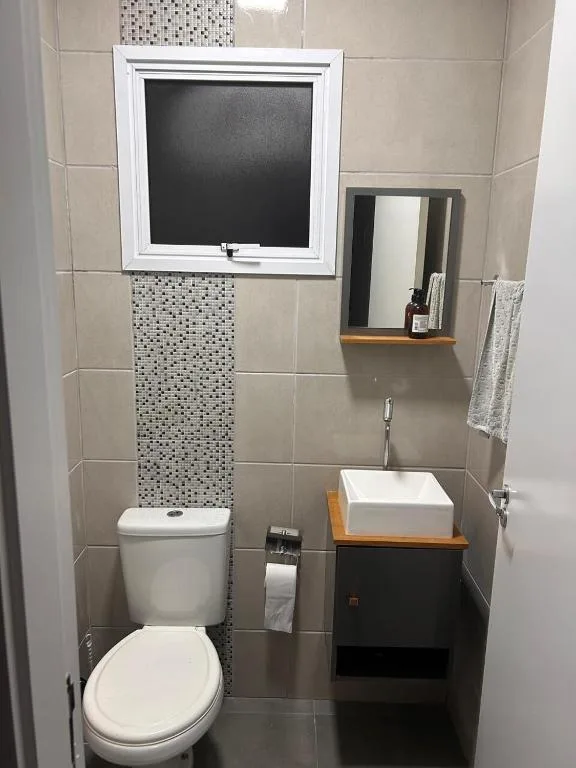 Casa com três quartos, piscina e área Gourmet, Torres, na Rua Dionel Ferro em Torres/RS — foto 3