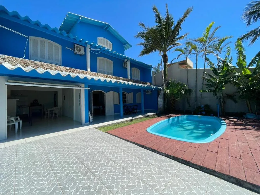 Casa com piscina patio amplo para 12 pessoas em torres, Torres, na R. Maranhão em Torres/RS