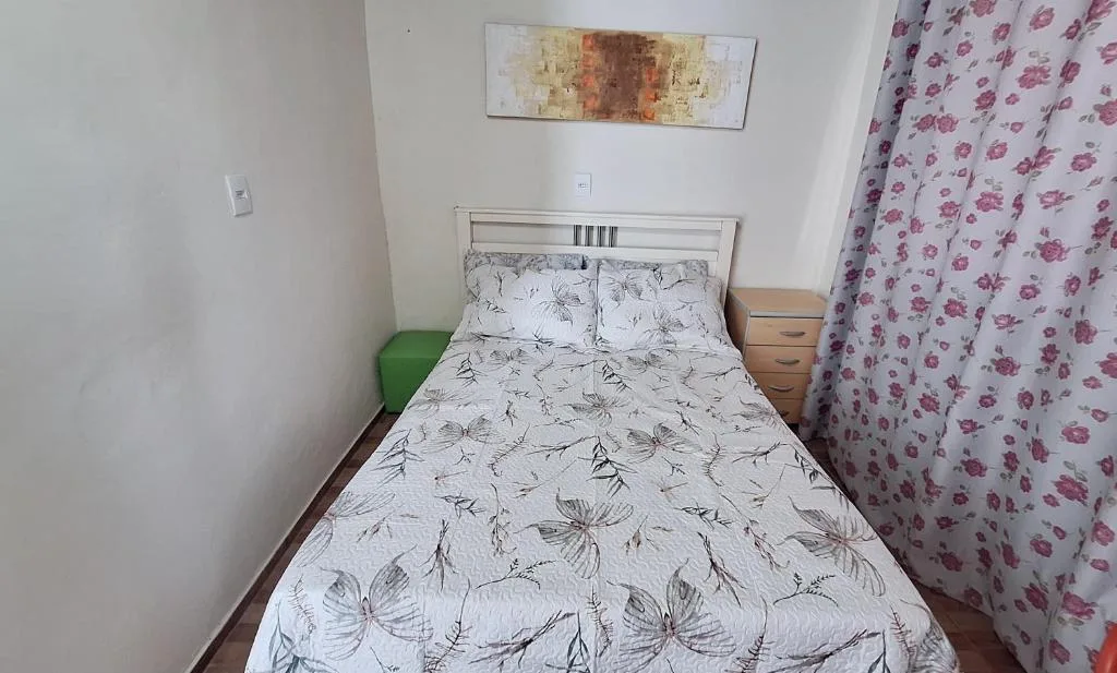 KITNET S4 em TORRES-RS - Confortável com cama casal box, cama de solteiro bicama, televisão, geladeira, micro-ondas, chaleira elétrica, ar-condicionado split - Anfitriã Superhost no BnB, Torres, na Rua Luíz Gonzaga Capaverde número 1., bairro Igra Sul em Torres/RS