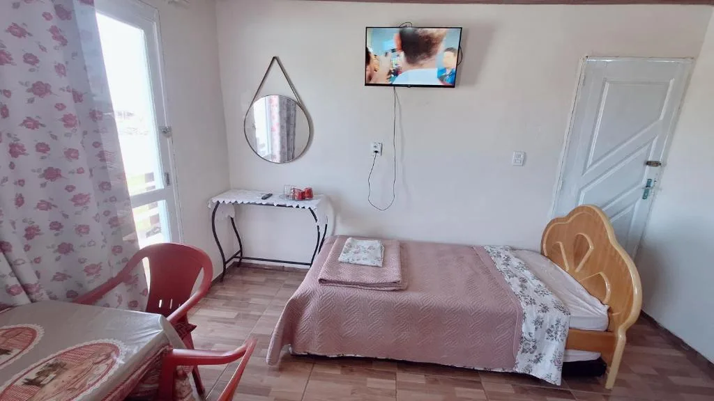 KITNET S4 em TORRES-RS - Confortável com cama casal box, cama de solteiro bicama, televisão, geladeira, micro-ondas, chaleira elétrica, ar-condicionado split - Anfitriã Superhost no BnB, Torres, na Rua Luíz Gonzaga Capaverde número 1., bairro Igra Sul em Torres/RS — foto 2