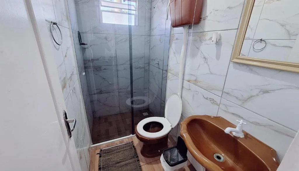 KITNET S4 em TORRES-RS - Confortável com cama casal box, cama de solteiro bicama, televisão, geladeira, micro-ondas, chaleira elétrica, ar-condicionado split - Anfitriã Superhost no BnB, Torres, na Rua Luíz Gonzaga Capaverde número 1., bairro Igra Sul em Torres/RS — foto 3