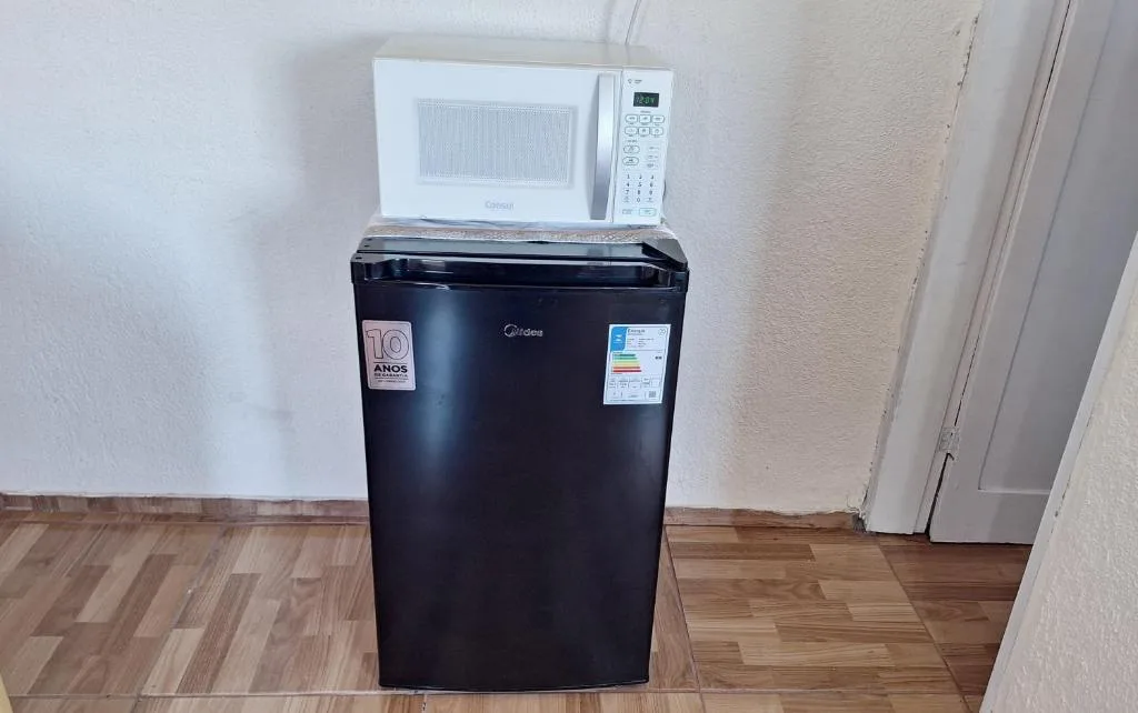 KITNET S4 em TORRES-RS - Confortável com cama casal box, cama de solteiro bicama, televisão, geladeira, micro-ondas, chaleira elétrica, ar-condicionado split - Anfitriã Superhost no BnB, Torres, na Rua Luíz Gonzaga Capaverde número 1., bairro Igra Sul em Torres/RS — foto 4