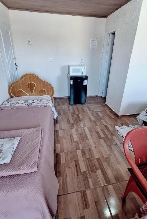 KITNET S4 em TORRES-RS - Confortável com cama casal box, cama de solteiro bicama, televisão, geladeira, micro-ondas, chaleira elétrica, ar-condicionado split - Anfitriã Superhost no BnB, Torres, na Rua Luíz Gonzaga Capaverde número 1., bairro Igra Sul em Torres/RS — foto 6
