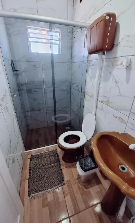 KITNET S4 em TORRES-RS - Confortável com cama casal box, cama de solteiro bicama, televisão, geladeira, micro-ondas, chaleira elétrica, ar-condicionado split - Anfitriã Superhost no BnB, Torres, na Rua Luíz Gonzaga Capaverde número 1., bairro Igra Sul em Torres/RS — foto 7