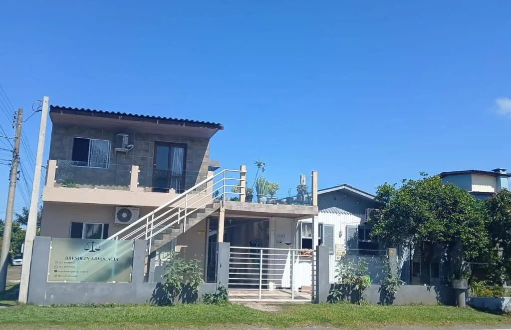 KITNET S4 em TORRES-RS - Confortável com cama casal box, cama de solteiro bicama, televisão, geladeira, micro-ondas, chaleira elétrica, ar-condicionado split - Anfitriã Superhost no BnB, Torres, na Rua Luíz Gonzaga Capaverde número 1., bairro Igra Sul em Torres/RS — foto 8