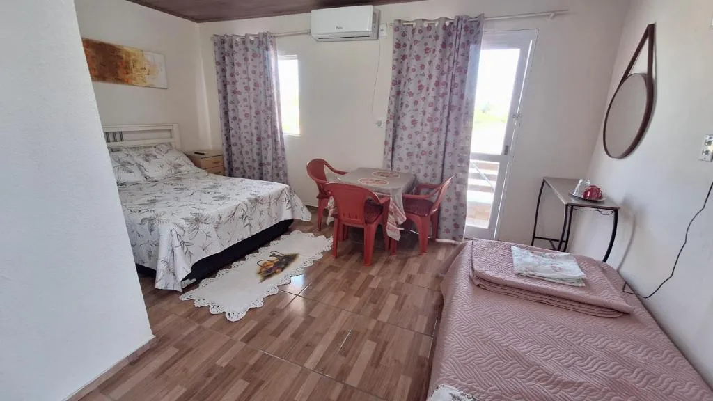 KITNET S4 em TORRES-RS - Confortável com cama casal box, cama de solteiro bicama, televisão, geladeira, micro-ondas, chaleira elétrica, ar-condicionado split - Anfitriã Superhost no BnB, Torres, na Rua Luíz Gonzaga Capaverde número 1., bairro Igra Sul em Torres/RS — foto 9