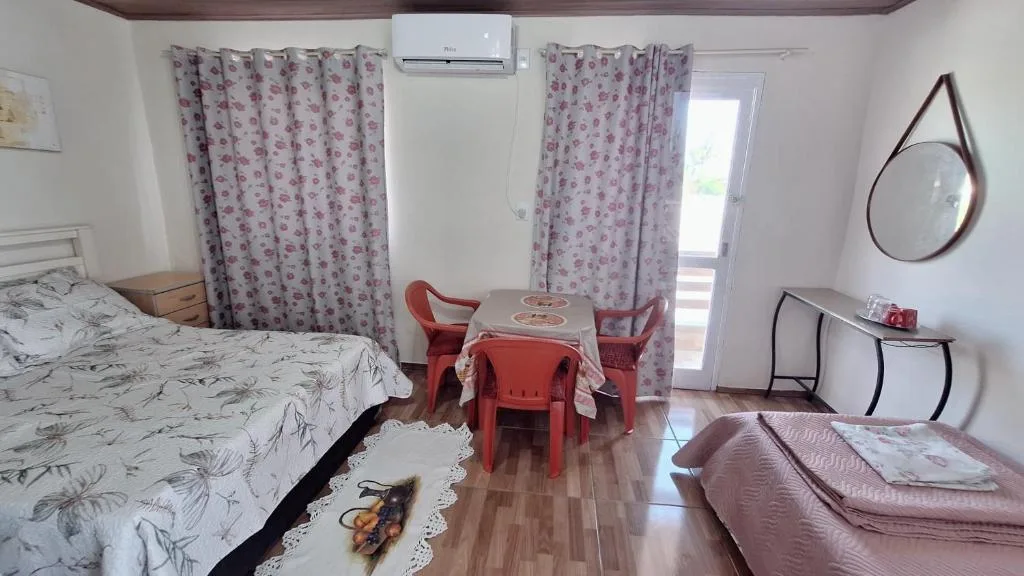 KITNET S4 em TORRES-RS - Confortável com cama casal box, cama de solteiro bicama, televisão, geladeira, micro-ondas, chaleira elétrica, ar-condicionado split - Anfitriã Superhost no BnB, Torres, na Rua Luíz Gonzaga Capaverde número 1., bairro Igra Sul em Torres/RS — foto 10