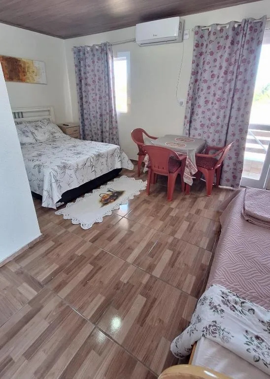 KITNET S4 em TORRES-RS - Confortável com cama casal box, cama de solteiro bicama, televisão, geladeira, micro-ondas, chaleira elétrica, ar-condicionado split - Anfitriã Superhost no BnB, Torres, na Rua Luíz Gonzaga Capaverde número 1., bairro Igra Sul em Torres/RS — foto 11