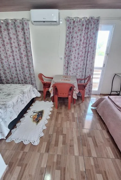 KITNET S4 em TORRES-RS - Confortável com cama casal box, cama de solteiro bicama, televisão, geladeira, micro-ondas, chaleira elétrica, ar-condicionado split - Anfitriã Superhost no BnB, Torres, na Rua Luíz Gonzaga Capaverde número 1., bairro Igra Sul em Torres/RS — foto 12