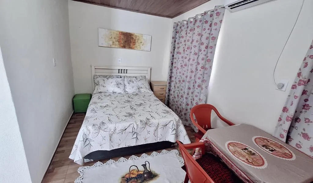 KITNET S4 em TORRES-RS - Confortável com cama casal box, cama de solteiro bicama, televisão, geladeira, micro-ondas, chaleira elétrica, ar-condicionado split - Anfitriã Superhost no BnB, Torres, na Rua Luíz Gonzaga Capaverde número 1., bairro Igra Sul em Torres/RS — foto 13