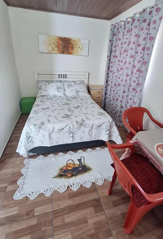KITNET S4 em TORRES-RS - Confortável com cama casal box, cama de solteiro bicama, televisão, geladeira, micro-ondas, chaleira elétrica, ar-condicionado split - Anfitriã Superhost no BnB, Torres, na Rua Luíz Gonzaga Capaverde número 1., bairro Igra Sul em Torres/RS — foto 14