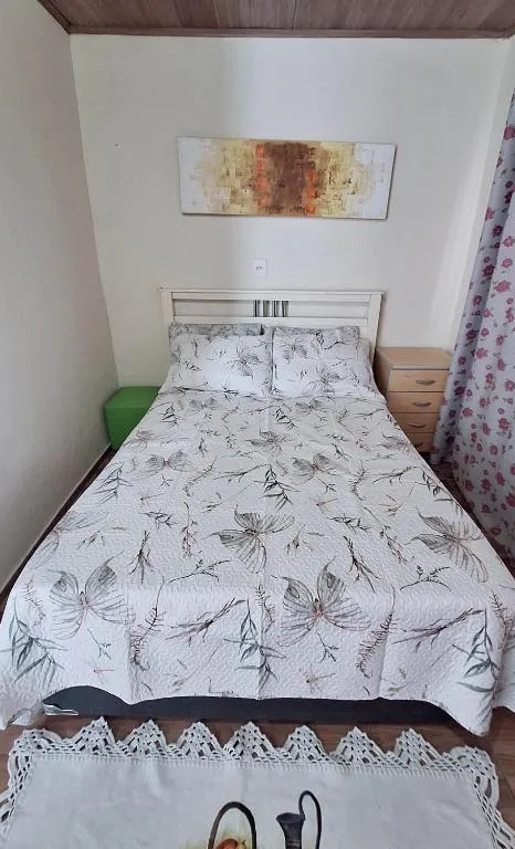 KITNET S4 em TORRES-RS - Confortável com cama casal box, cama de solteiro bicama, televisão, geladeira, micro-ondas, chaleira elétrica, ar-condicionado split - Anfitriã Superhost no BnB, Torres, na Rua Luíz Gonzaga Capaverde número 1., bairro Igra Sul em Torres/RS — foto 15