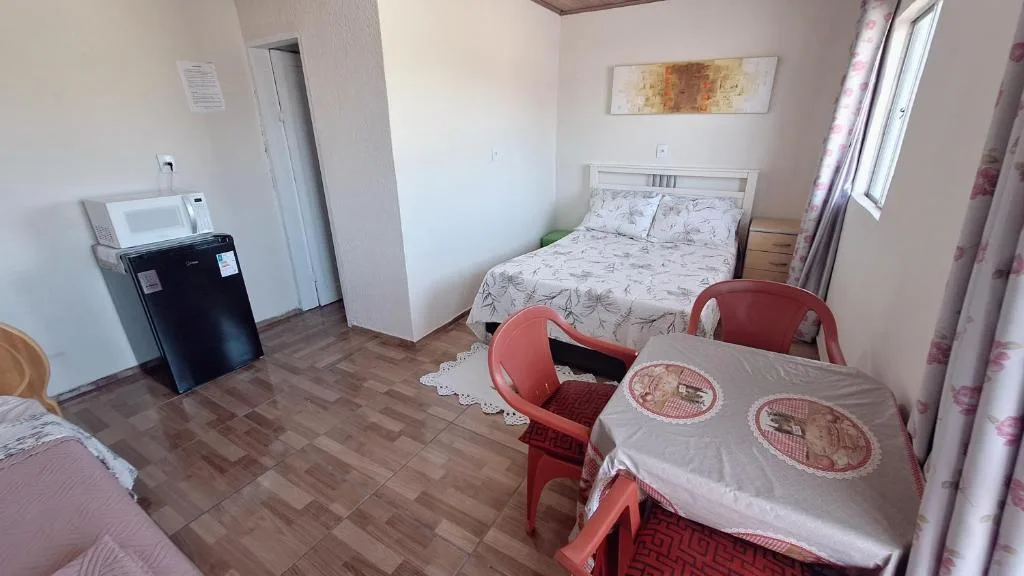 KITNET S4 em TORRES-RS - Confortável com cama casal box, cama de solteiro bicama, televisão, geladeira, micro-ondas, chaleira elétrica, ar-condicionado split - Anfitriã Superhost no BnB, Torres, na Rua Luíz Gonzaga Capaverde número 1., bairro Igra Sul em Torres/RS — foto 16