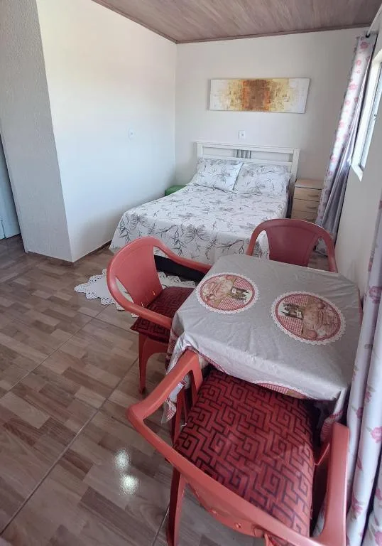 KITNET S4 em TORRES-RS - Confortável com cama casal box, cama de solteiro bicama, televisão, geladeira, micro-ondas, chaleira elétrica, ar-condicionado split - Anfitriã Superhost no BnB, Torres, na Rua Luíz Gonzaga Capaverde número 1., bairro Igra Sul em Torres/RS — foto 17