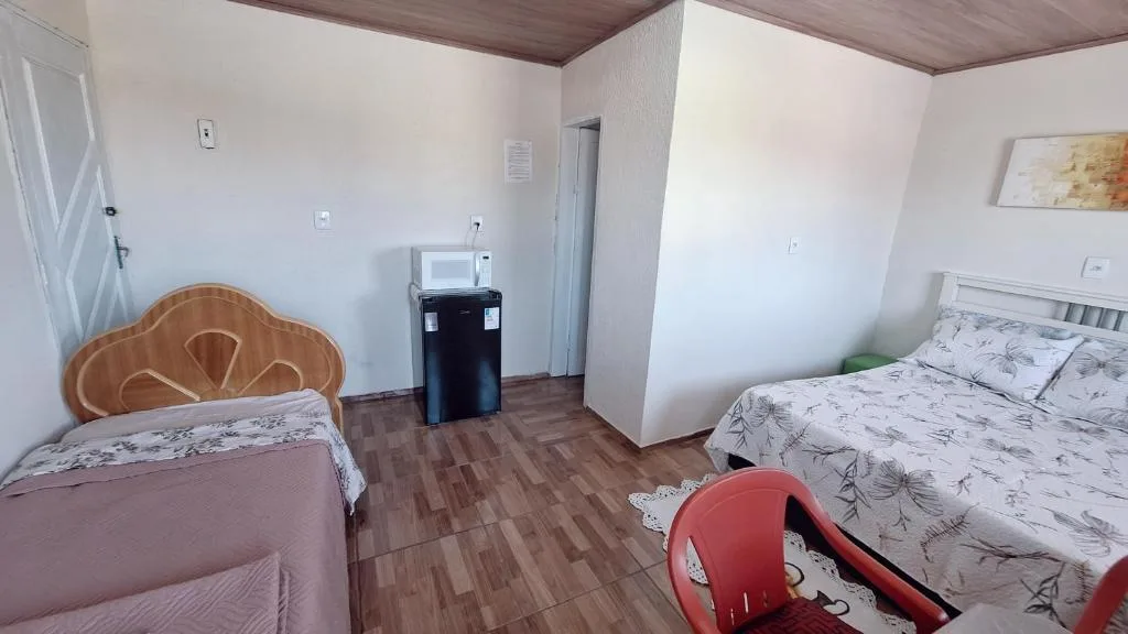 KITNET S4 em TORRES-RS - Confortável com cama casal box, cama de solteiro bicama, televisão, geladeira, micro-ondas, chaleira elétrica, ar-condicionado split - Anfitriã Superhost no BnB, Torres, na Rua Luíz Gonzaga Capaverde número 1., bairro Igra Sul em Torres/RS — foto 18