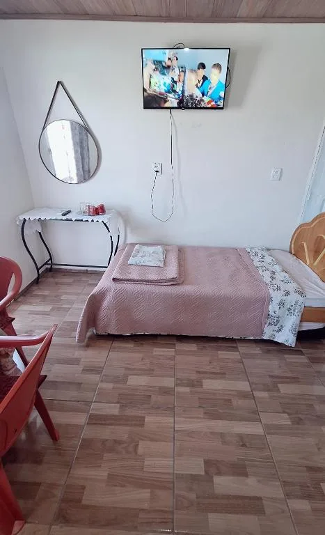 KITNET S4 em TORRES-RS - Confortável com cama casal box, cama de solteiro bicama, televisão, geladeira, micro-ondas, chaleira elétrica, ar-condicionado split - Anfitriã Superhost no BnB, Torres, na Rua Luíz Gonzaga Capaverde número 1., bairro Igra Sul em Torres/RS — foto 19