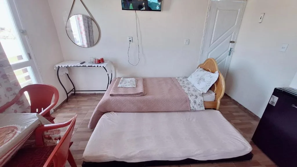 KITNET S4 em TORRES-RS - Confortável com cama casal box, cama de solteiro bicama, televisão, geladeira, micro-ondas, chaleira elétrica, ar-condicionado split - Anfitriã Superhost no BnB, Torres, na Rua Luíz Gonzaga Capaverde número 1., bairro Igra Sul em Torres/RS — foto 20