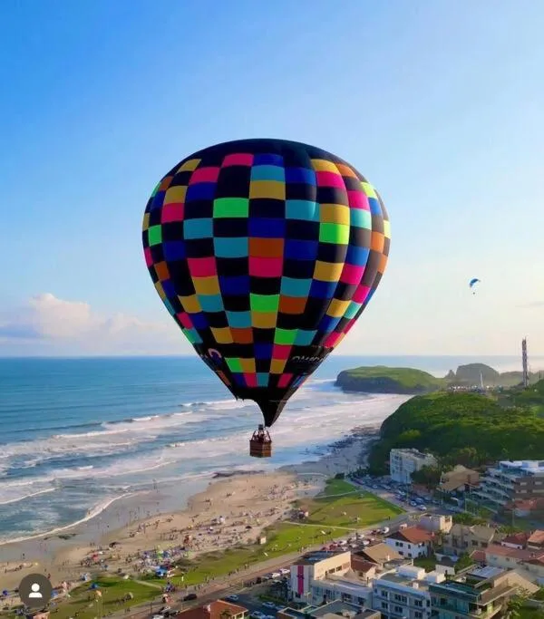 KITNET S4 em TORRES-RS - Confortável com cama casal box, cama de solteiro bicama, televisão, geladeira, micro-ondas, chaleira elétrica, ar-condicionado split - Anfitriã Superhost no BnB, Torres, na Rua Luíz Gonzaga Capaverde número 1., bairro Igra Sul em Torres/RS — foto 22