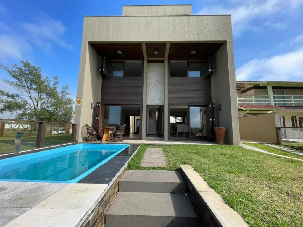 Casa de luxo com piscina a beira mar em torres, Torres, na Av. Beira Mar em Torres/RS