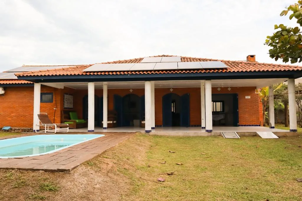 Casa com piscina patio e campinho em torres 1 quadra mar, Torres, na R. das Acácias em Torres/RS