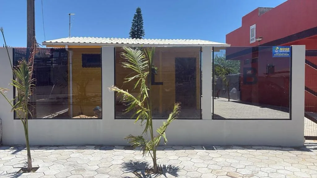 Casinha para 3 pessoas com piscina em comum patio fechado em torres, Torres, na Rua SáoTomé em Torres/RS