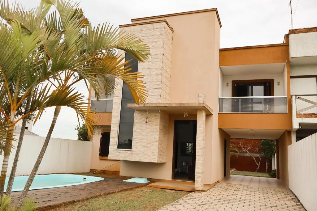 Casa com Piscina a 3 quadras do mar em Torres para 8 pessoas, Torres, na R. Santa Vitória em Torres/RS
