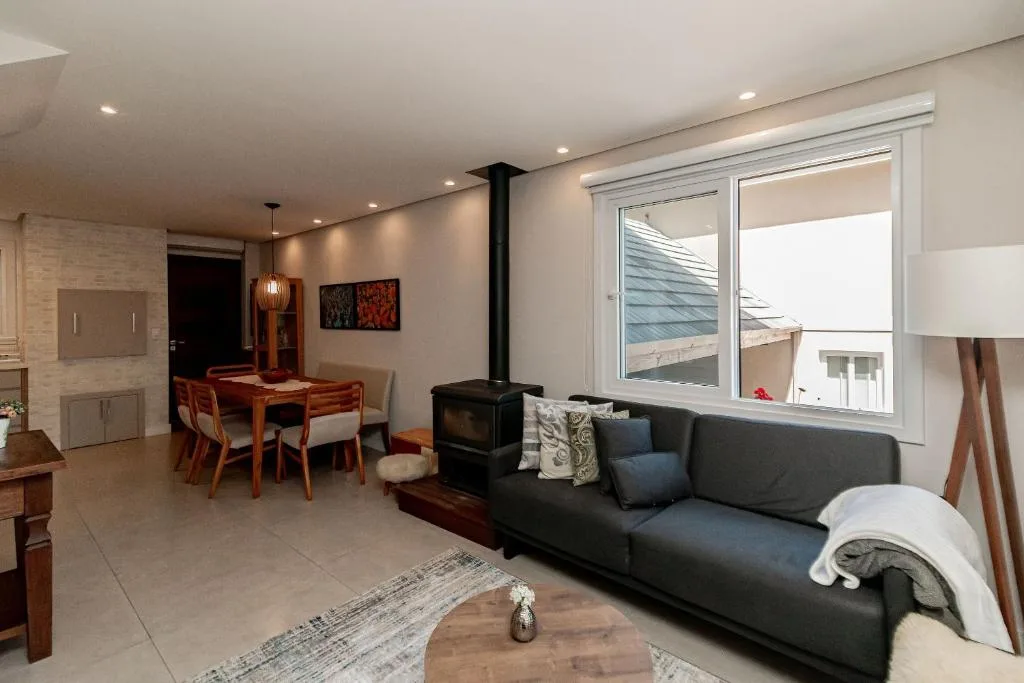 Casa Paris em condomínio até 8 p, excelente, Canela, na 93 Paris em Canela/RS
