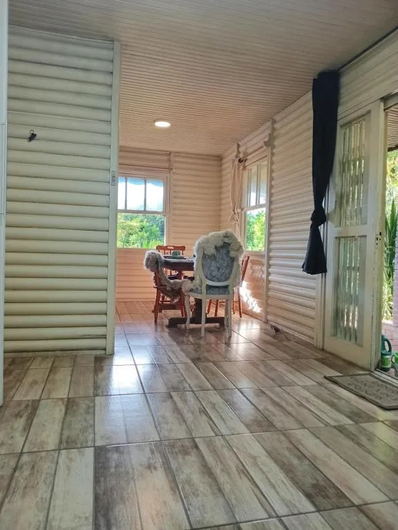 CHALÉ ALPINO RAIZ TODO MOBILIADO COM 2 QUARTOS COZINHA SALA BANHEIRO NATUREZA 2 KM centro de Canela rs, Canela, na Rua Cezare Vaccari 1100 Alpes Verdes Casa em Canela/RS — foto 3