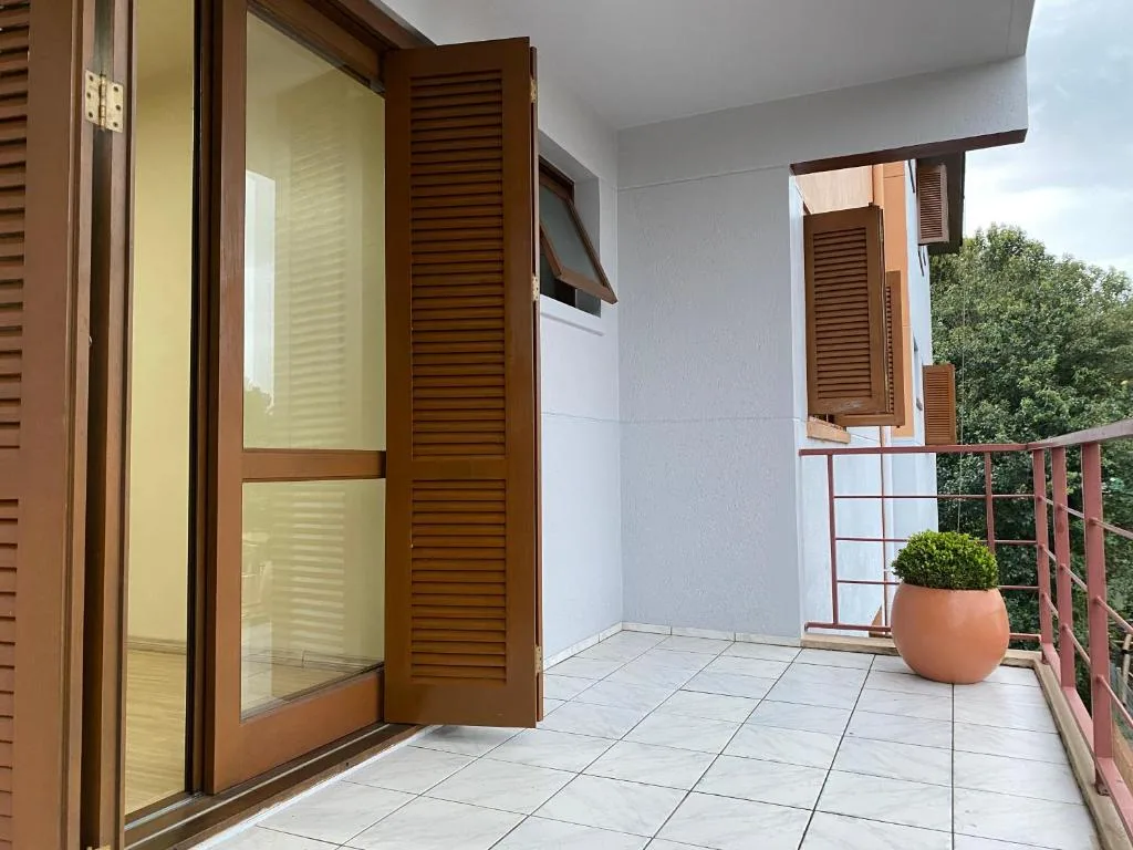 Hospede-se na Rua mais Charmosa e Visitada de Canela , aqui ninguém fica pra trás , traga seu Pet garagem fechada , faça tudo a pé , ideal para famílias e casais, Canela, na Rua Borges de Medeiros em Canela/RS — foto 8
