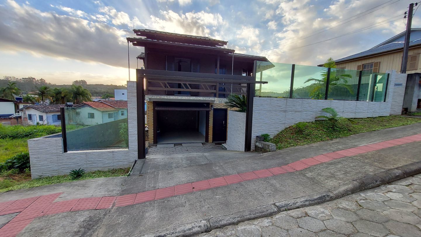Linda casa mista à venda no bairro Estação em Urussanga/SC