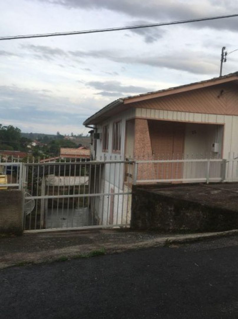 Casa com 3 quartos para alugar no bairro Içarense em Lauro Muller/SC