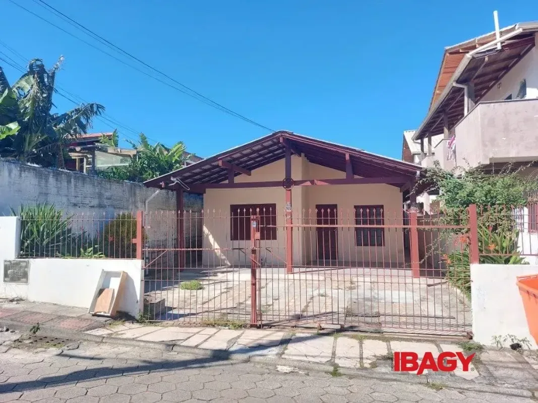 Casa para alugar com 131 m², 3 quartos, 2 banheiros, 1 vaga