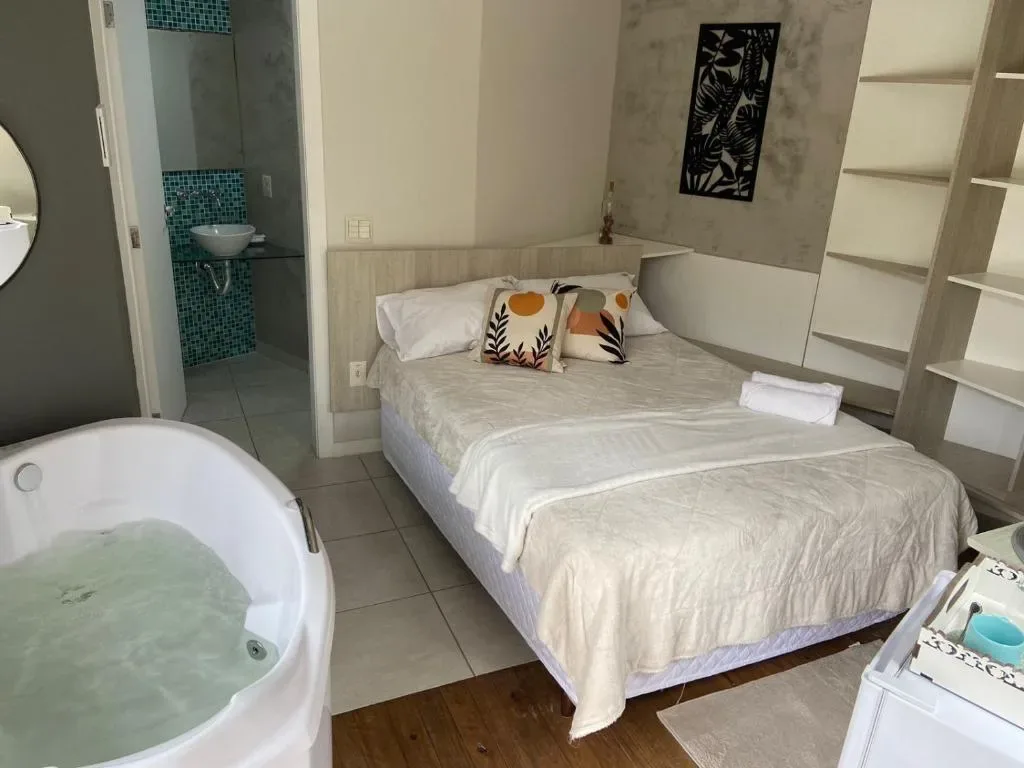 Bombinhas Guest House, Bombinhas, na Rua Corvina em Bombinhas/SC — foto 41