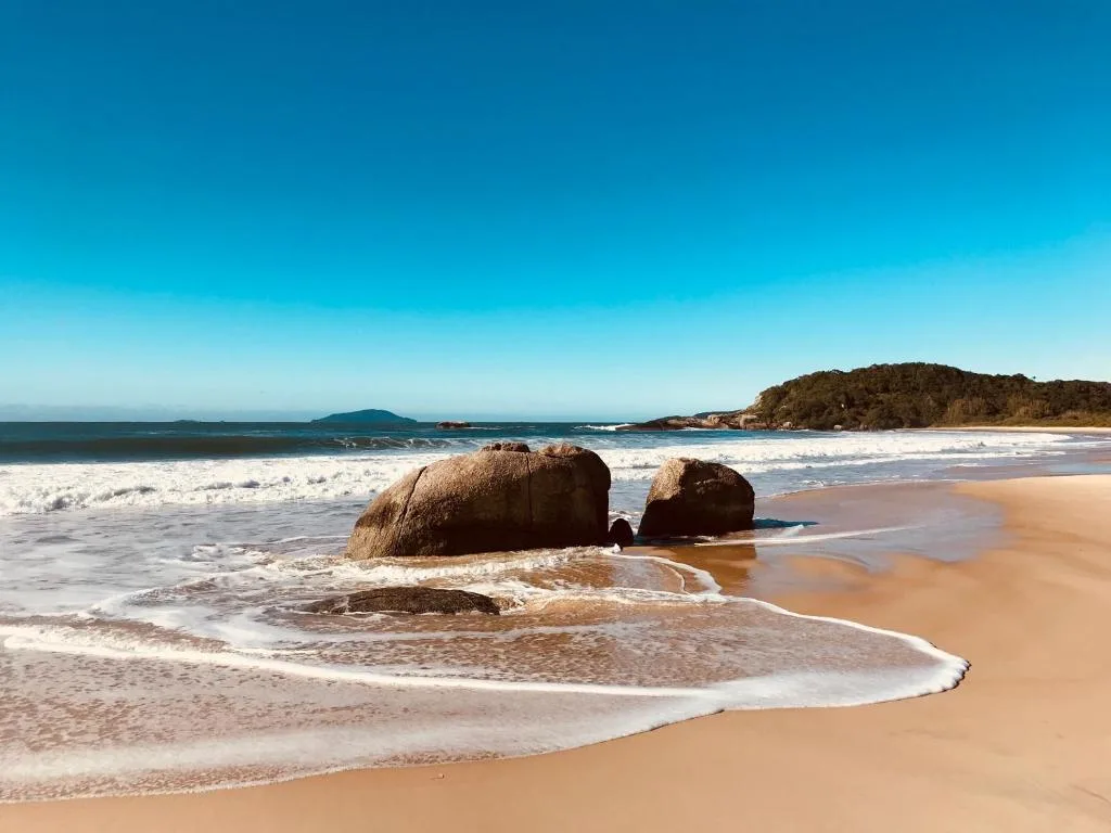 Praia de Quatro Ilhas a 50 metros do mar, Bombinhas, na Avenida Ilha do Arvoredo 40 Apto em Bombinhas/SC — foto 3