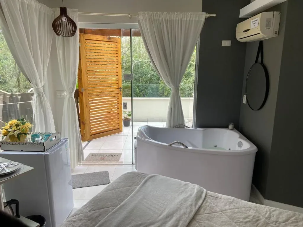 Bombinhas Guest House, Bombinhas, na Rua Corvina em Bombinhas/SC — foto 43
