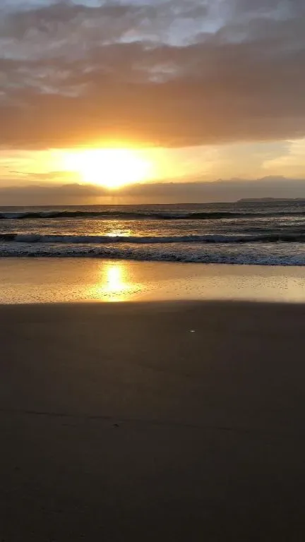 Praia de Mariscal a 50 metros do mar, Bombinhas, na Avenida Água Marinha em Bombinhas/SC — foto 32