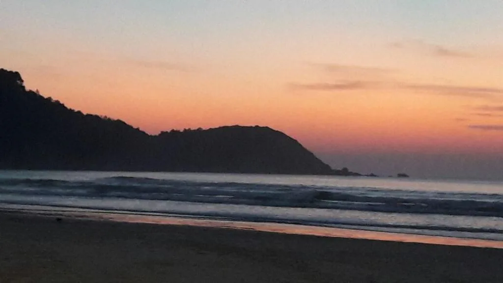 Praia de Mariscal a 50 metros do mar, Bombinhas, na Avenida Água Marinha em Bombinhas/SC — foto 33